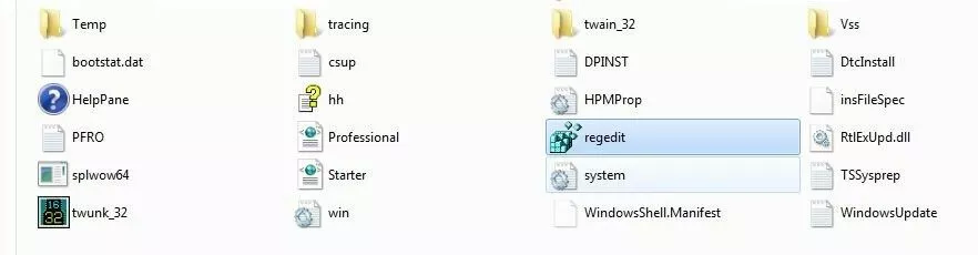 regedit.exe en el directorio de Windows.