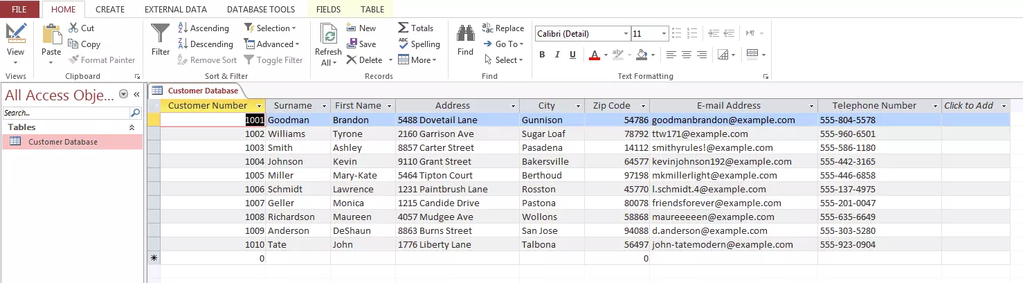 Ejemplo de una base de datos de clientes en Microsoft Access