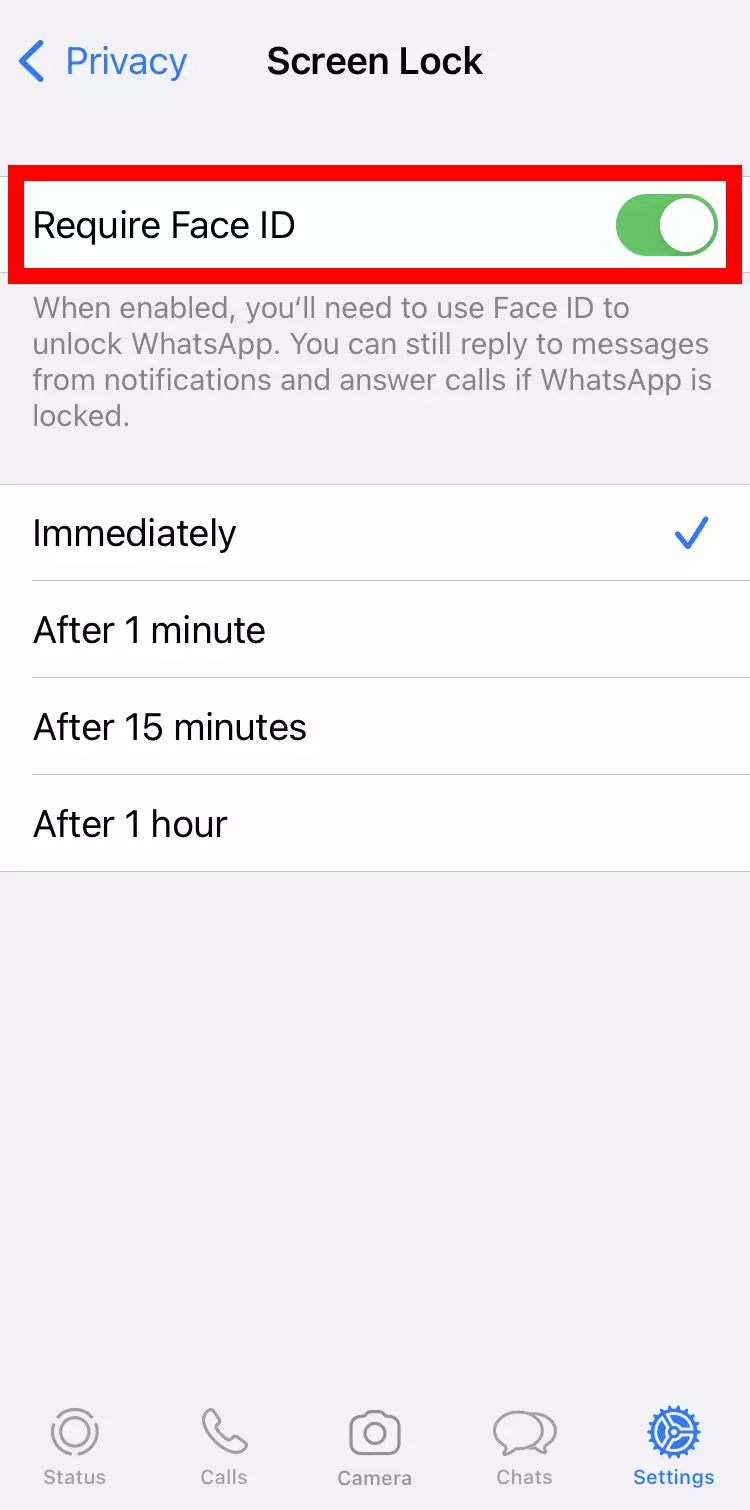 Captura de pantalla en iPhone de la opción de bloqueo de pantalla en WhatsApp