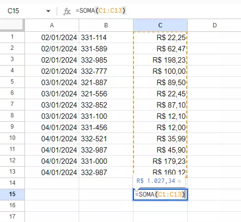 Captura de tela da função SOMA aplicada a uma planilha do Google Sheets